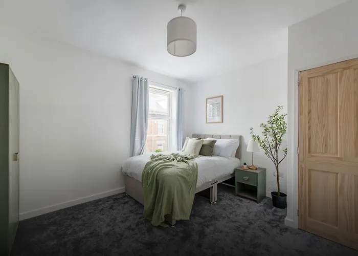 Cosy And Inviting 3-Bed Home In Derby By Renzo, Sleeps 6, Perfect For Contractors!