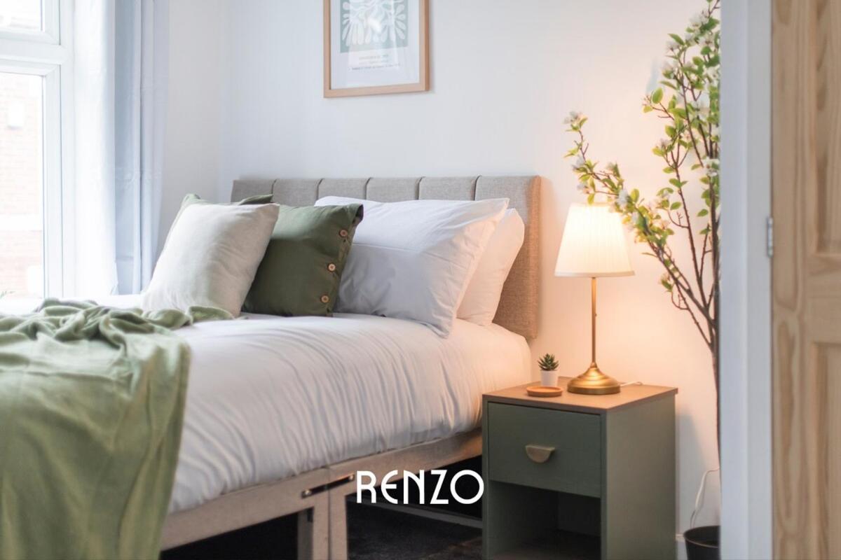 Cosy And Inviting 3-bed In By Renzo, Sleeps 6, Perfect For Contractors! *