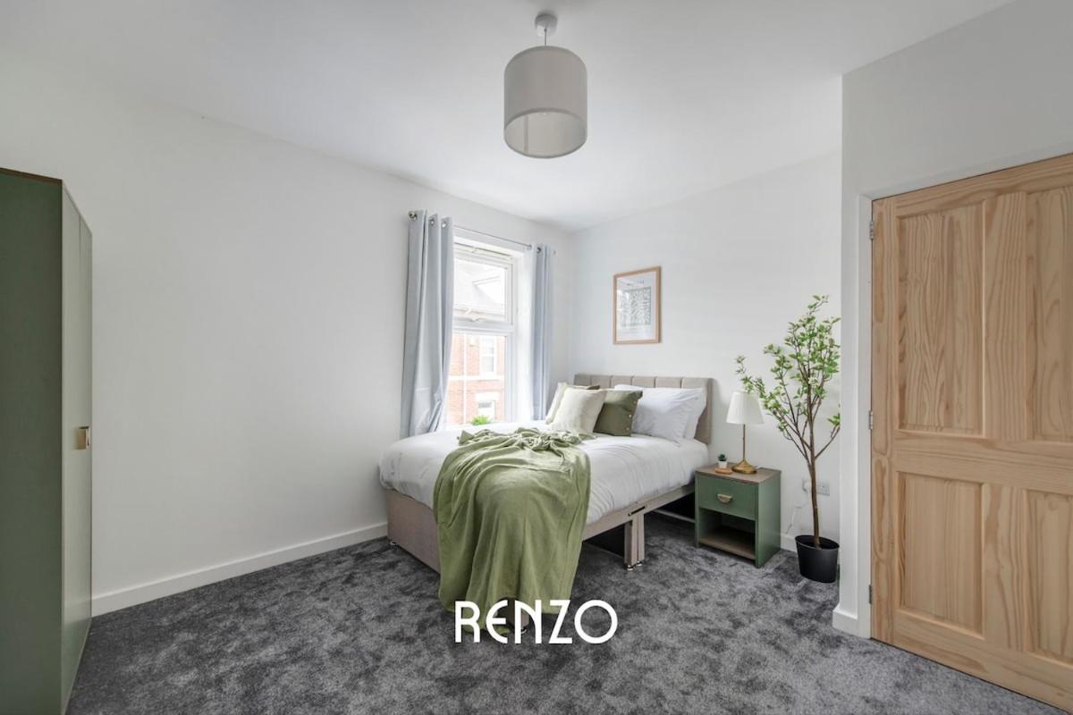 Cosy And Inviting 3-bed In By Renzo, Sleeps 6, Perfect For Contractors! *