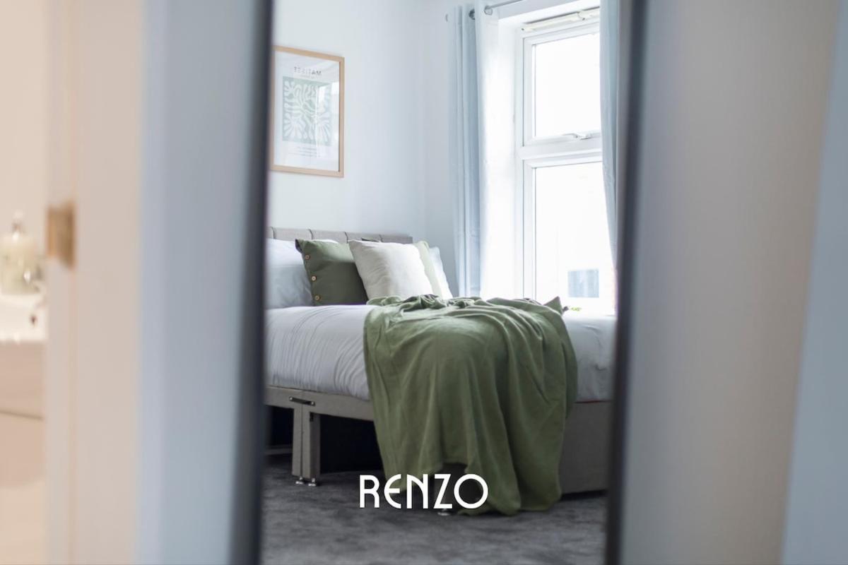 Cosy And Inviting 3-bed In By Renzo, Sleeps 6, Perfect For Contractors!